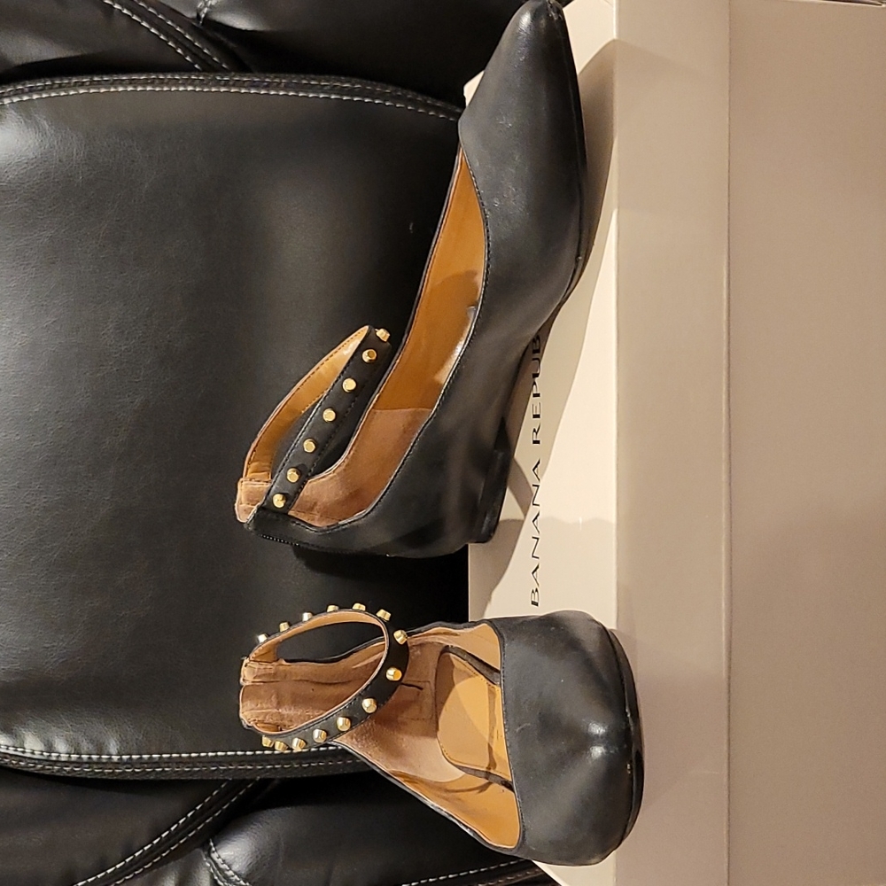 Banana Republic size 6.5 black leather flats with ankle strap